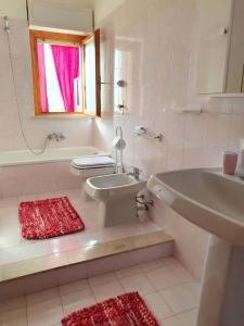 ein Badezimmer mit einem Waschbecken, einem WC und einer Badewanne in der Unterkunft Appartamento Rosa dei Venti in Marsala