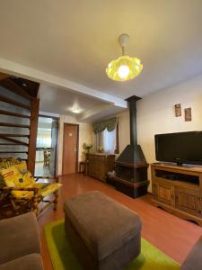 a living room with a couch and a fireplace at Casa com lareira em Gramado in Gramado