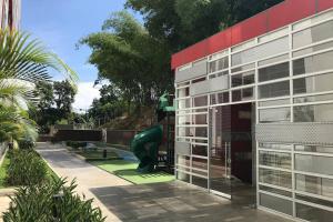 a building with a slide and a playground at Hermoso apartamento, cerca Hospital Internacional in Floridablanca