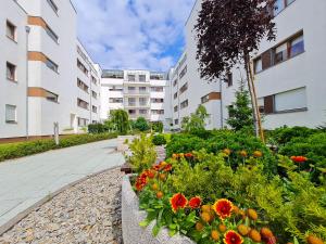 einen Garten mit Blumen vor einem Gebäude in der Unterkunft visit baltic - na Platanie in Świnoujście