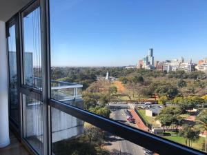 una ventana con vistas a la ciudad en Apartamento Av kennedy y Cerviño a metros embajada EEUU en Buenos Aires