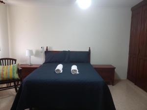 um quarto com uma cama com sapatos em Acogedor Departamento en El Gala em Santo Domingo