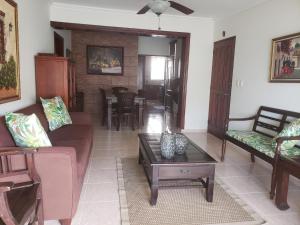 uma sala de estar com um sofá e uma mesa em Acogedor Departamento en El Gala em Santo Domingo