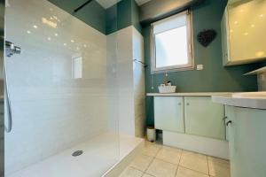 Ванна кімната в La Belle Ferronnière appartement avec environnement paisible