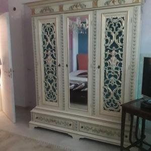 Villa Grazia في Latiano: خزانة بيضاء كبيرة مع مرآة في الغرفة