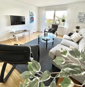 uma sala de estar com um sofá e uma mesa em Björkö, lägenhet nära bad och Göteborg em Gotemburgo