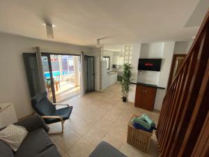 Una sala de estar con un sofá y una cocina. en Varadero Nauplius, en Playa Blanca