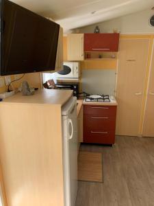 Dapur atau dapur kecil di Les mobil homes d’oliver rob