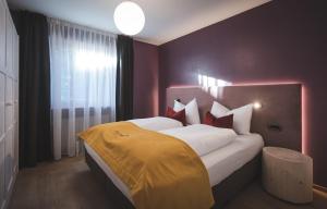 Un dormitorio con una cama grande con una manta amarilla. en Dolce Vita Apartment, en Valdaora