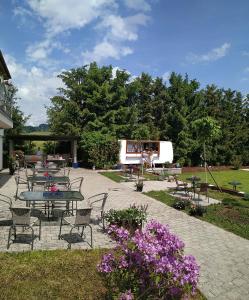 Hotel BRADA في جيسين: مجموعة طاولات وكراسي في الحديقة