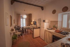 uma cozinha e sala de estar com um frigorífico branco em Apartamento El Socorro em Ronda