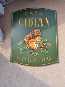een bord voor een casa clifton aan een muur bij Casa Cibian in Braşov