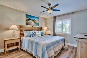 une chambre avec un lit et un ventilateur de plafond dans l'établissement Seafarer, Gulf Front Condo, Right on the Beach, à Destin 27 autres photos