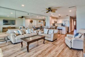 un grand salon avec des canapés et une table dans l'établissement Seafarer, Gulf Front Condo, Right on the Beach, à Destin