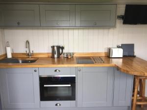 Kuchyň nebo kuchyňský kout v ubytování Springwood Shepherd Huts Glamping York