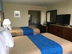 Travel Inn في Marston: غرفة فندقية بسريرين وتلفزيون بشاشة مسطحة