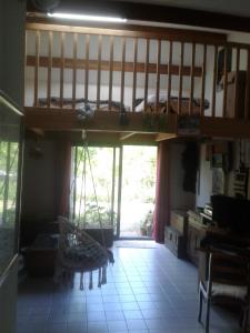 ein Zimmer mit Hochbett und Couch in der Unterkunft grand studio de plein-pied quartier calme proche centre in La Roche-sur-Yon