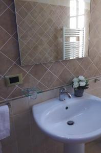 y baño con lavabo y espejo. en Casa vacanze Bonardini, en Castiglione del Lago