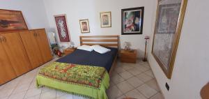a bedroom with a bed with a blue comforter at Casa Tizy in Botrugno