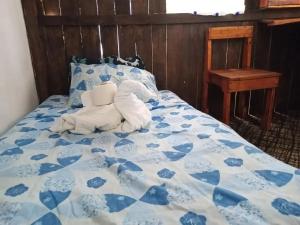 una cama con un animal de peluche sobre ella en Sustainable Cabain en Cozumel