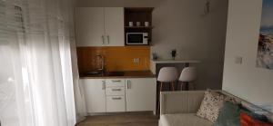 Kuchyň nebo kuchyňský kout v ubytování Apartmani Katarina