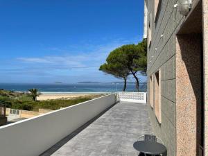 balcón con vistas a la playa en Apartamentos Montalvo Leiro en Paxarinas