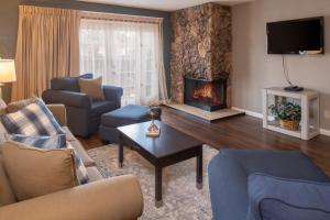 sala de estar con sofá y chimenea en Thunderbird Resort Club, en Reno