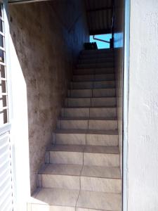 una escalera que conduce a un edificio en Recanto Fernandes, en Pinheira