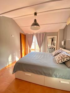Krevet ili kreveti u jedinici u objektu CAN LOLA Estupenda casa de 4 habitaciones con jardín a 150 metros de la playa