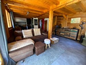 sala de estar con sofá y mesa en Chalet massif du Mont Blanc St Gervais Megeve, en Saint-Gervais-les-Bains