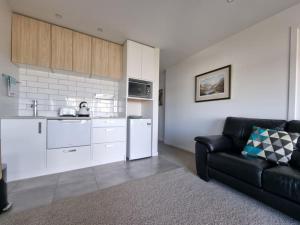 Dapur atau dapur kecil di Fabulous Castor Bay 1 Bedroom With Views and SkyTV