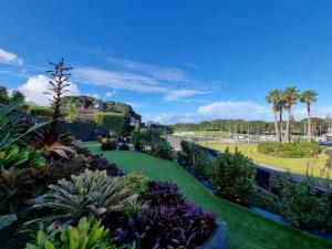 Taman di luar Fabulous Castor Bay 1 Bedroom With Views and SkyTV