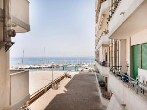 een balkon van een gebouw met uitzicht op een jachthaven bij Residenza Le Fontanelle in Gallipoli