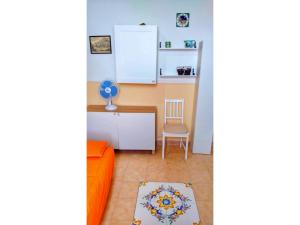 Una sala de estar con un sofá naranja y una mesa. en SPICCHIO DI MARE -vista mare-, en Vietri