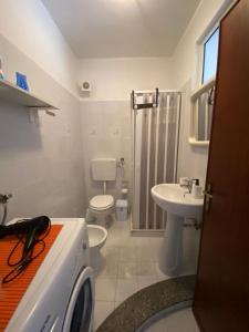 ランペドゥーザにあるCase Vacanza Lampedusaのバスルーム(トイレ、洗濯機付)
