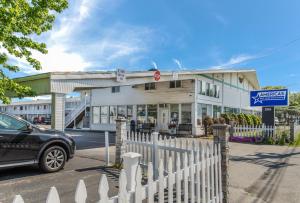 a white picket fence in front of a building at America's Best Value Inn & Suites/Hyannis in Hyannis