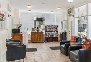 een kamer met een apotheek met stoelen en een winkel bij America's Best Value Inn & Suites/Hyannis in Hyannis