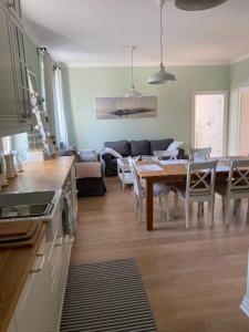 eine Küche und ein Wohnzimmer mit einem Tisch und einem Sofa in der Unterkunft Apartament Joanna in Rabka-Zdrój