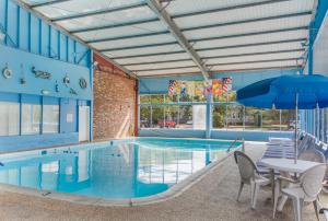 Bazén v ubytovaní America's Best Value Inn & Suites/Hyannis alebo v jeho blízkosti