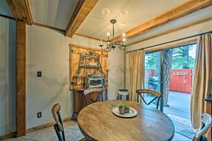 ein Esszimmer mit einem Holztisch und Stühlen in der Unterkunft Ruidoso Cabin with Deck and Grill - Walk to Town! in Ruidoso