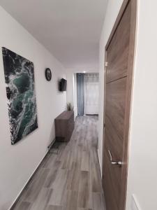 korytarz z drewnianymi drzwiami w pokoju w obiekcie Blue Ocean Apartment w mieście Torremolinos