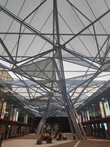 una gran estructura metálica en un edificio en New Gallery, en Nápoles
