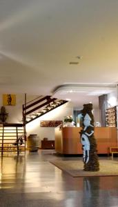 un vestíbulo con una escultura en medio de una habitación en Hotel Pinocchio, en Cattolica