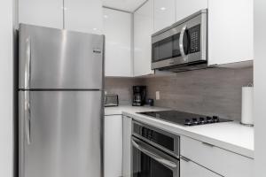 Kuchyň nebo kuchyňský kout v ubytování Fortune House Hotel Suites