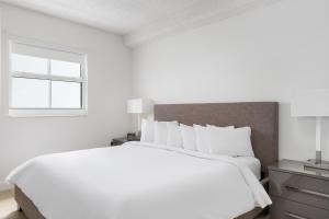 Postel nebo postele na pokoji v ubytování Fortune House Hotel Suites