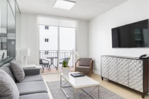 TV a/nebo společenská místnost v ubytování Fortune House Hotel Suites