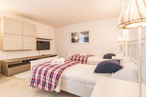 Postel nebo postele na pokoji v ubytování Apartment Gli Ulivi 4 - Tremezzina