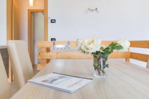 Postel nebo postele na pokoji v ubytování Apartment Gli Ulivi 4 - Tremezzina