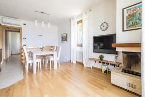 TV a/nebo společenská místnost v ubytování Apartment Gli Ulivi 4 - Tremezzina