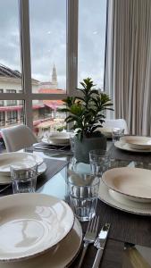 a table with plates and glasses on a table with a window at Santuário Fátima - Host 2AP5 in Fátima